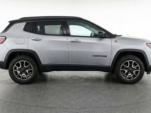 Used 2025 Jeep Compass Trailhawk AWD/4WD image 11