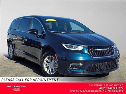 Used 2025 Chrysler Pacifica Select