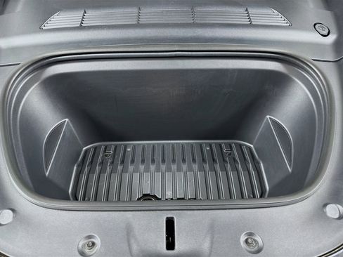 Used 2024 Tesla Model Y Long Range AWD/4WD image 31