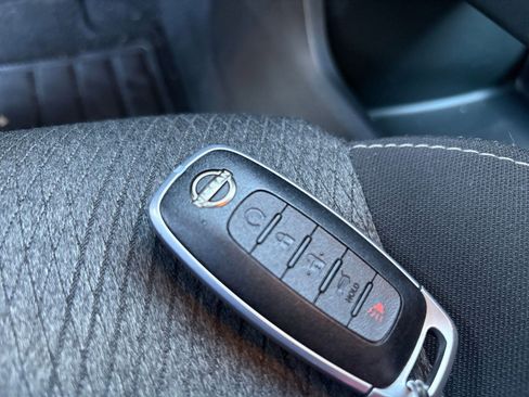 Used 2025 Nissan Rogue SV image 27