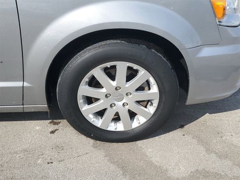 Used 2016 Chrysler Town & Country Touring image 6