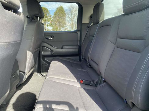 Used 2024 Nissan Frontier SV image 11