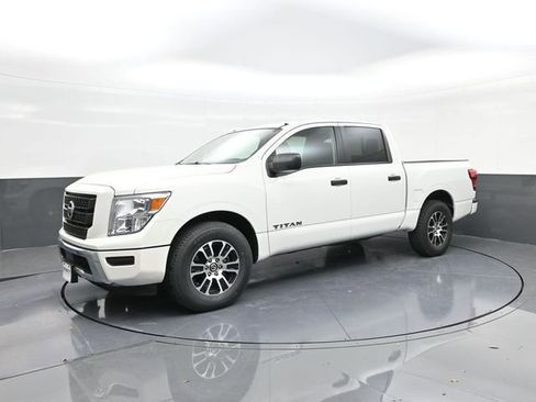 Used 2022 Nissan Titan SV image 30