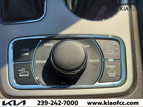 Used 2019 Jeep Grand Cherokee Overland AWD/4WD image 30