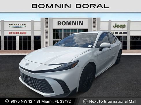 Used 2025 Toyota Camry SE w/ Convenience Package FWD image 1