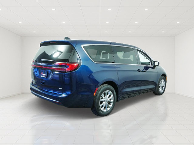 Used 2024 Chrysler Pacifica Touring-L AWD/4WD image 7