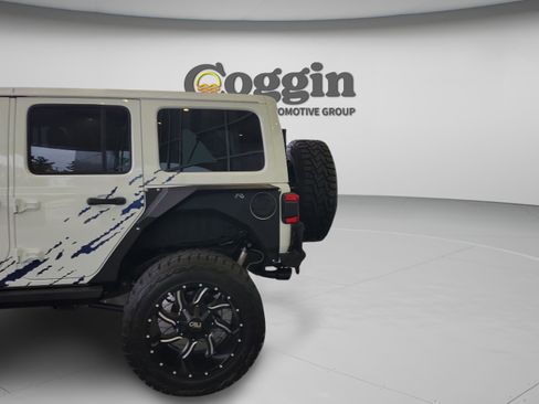 Used 2018 Jeep Wrangler Unlimited Sahara image 31