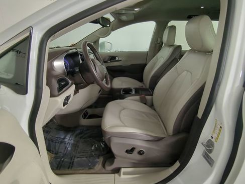 Used 2017 Chrysler Pacifica Touring-L image 19