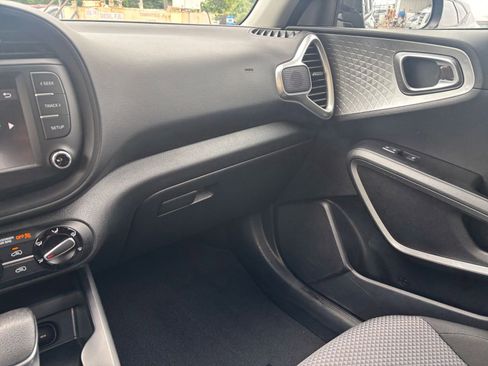 Used 2025 Kia Soul LX w/ LX Technology Package FWD image 33
