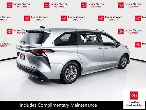 Certified 2022 Toyota Sienna XLE FWD image 5