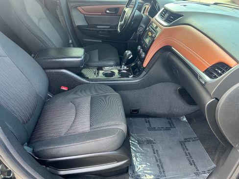 Used 2015 Chevrolet Traverse LT w/ Style and Technology Package image 26