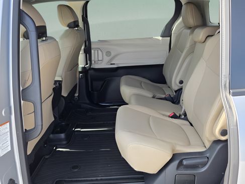 Used 2023 Toyota Sienna XLE w/ XLE Plus Package FWD image 10