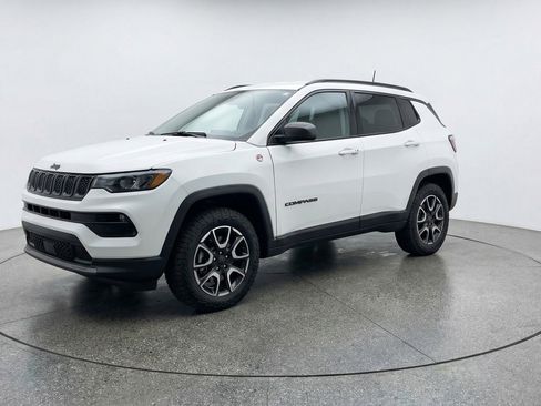 Used 2025 Jeep Compass Trailhawk image 3