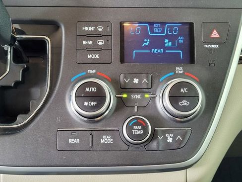 Used 2017 Toyota Sienna XLE Premium image 21