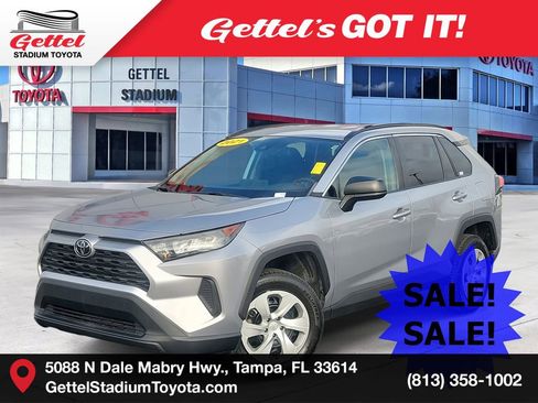 Used 2021 Toyota RAV4 LE image 1
