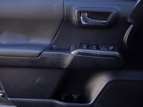 Used 2019 Toyota Tacoma TRD Off-Road w/ Technology Package image 32