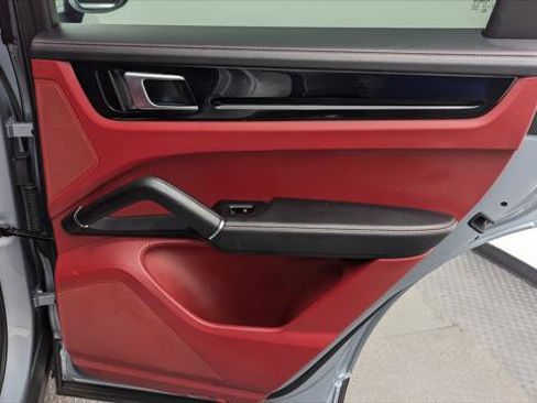 Used 2021 Porsche Cayenne image 21