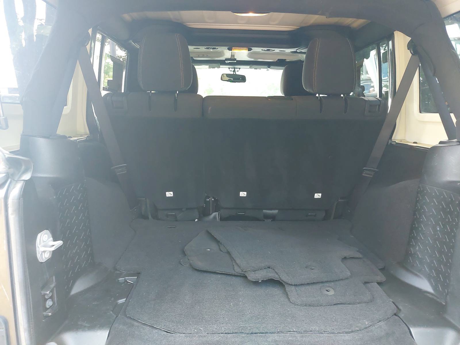 Used 2018 Jeep Wrangler Unlimited Sahara AWD/4WD image 12