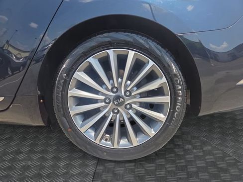 Used 2017 Kia Cadenza Premium w/ Luxury Package FWD image 37