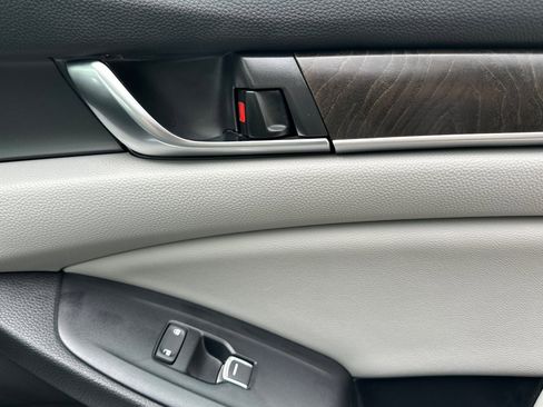 Used 2019 Honda Accord Touring image 19
