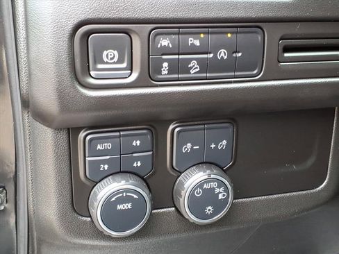 Used 2024 Chevrolet Tahoe Premier AWD/4WD image 24