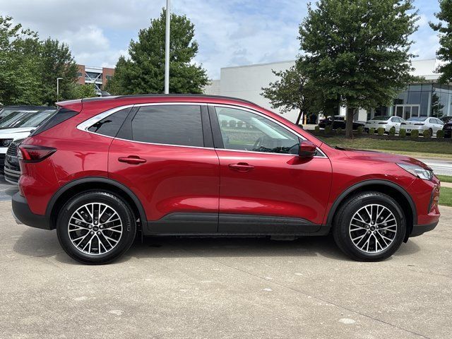 Used 2025 Ford Escape SE w/ Class II Trailer Tow Package FWD image 2