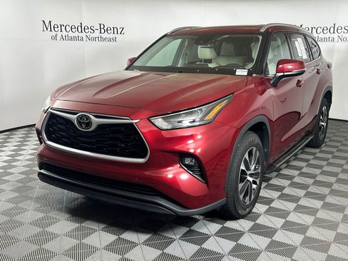 Used 2022 Toyota Highlander XLE image 3