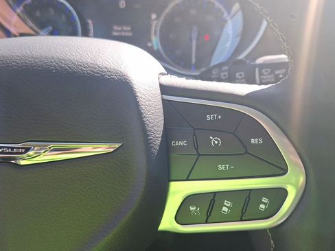 Used 2023 Chrysler Pacifica Touring-L image 25