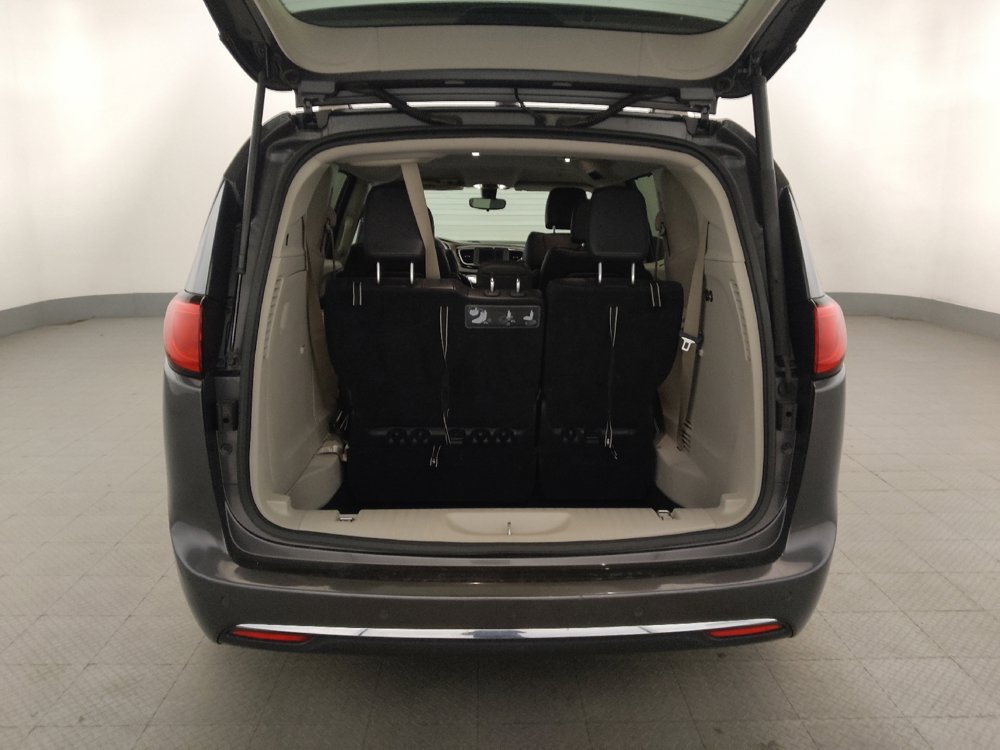 Used 2018 Chrysler Pacifica Touring-L FWD image 29