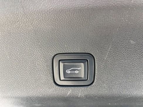 Used 2023 Chevrolet Tahoe Z71 w/ Z71 Off-Road Package AWD/4WD image 8