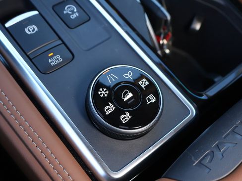 Used 2024 Nissan Pathfinder Platinum image 22