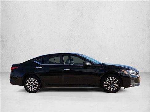 Used 2025 Nissan Altima 2.5 SV FWD image 4