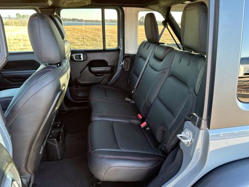 Used 2025 Jeep Wrangler Unlimited Rubicon image 21