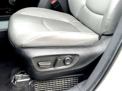 Used 2024 Toyota Sienna XLE FWD image 12