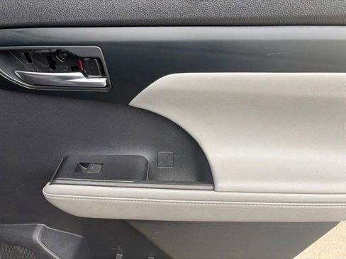 Used 2020 Toyota Highlander XLE AWD/4WD image 40