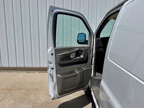 Used 2014 GMC Savana 2500 RWD image 12