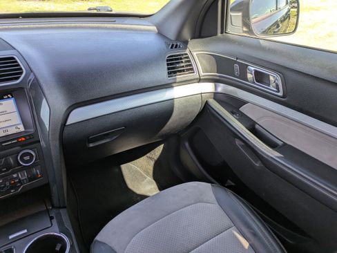 Used 2017 Ford Explorer XLT w/ Equipment Group 202A FWD image 17
