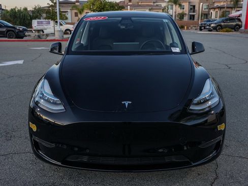 Used 2022 Tesla Model Y Long Range image 9