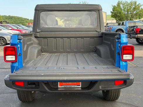 Used 2025 Jeep Gladiator Sport AWD/4WD image 6