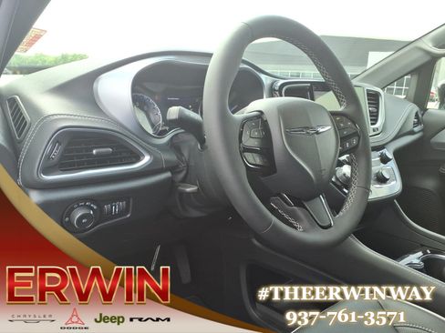 Used 2026 Chrysler Pacifica Limited w/ S Appearance Package FWD image 14