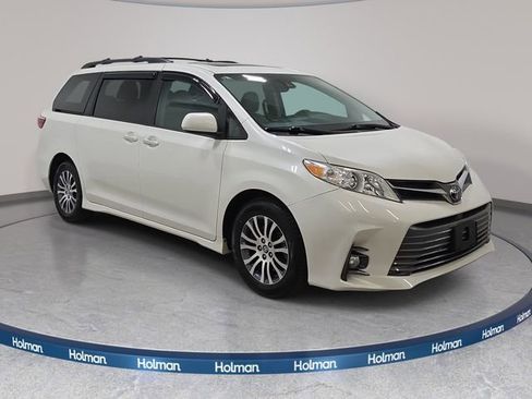 Used 2018 Toyota Sienna XLE w/ XLE Navigation Package FWD image 4