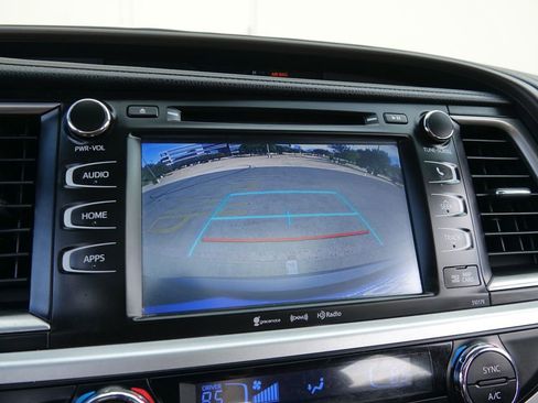 Used 2018 Toyota Highlander XLE image 41