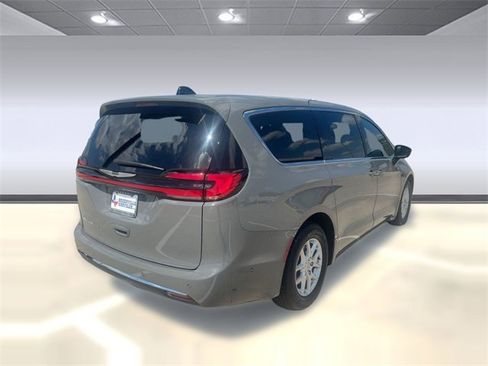 New 2025 Chrysler Pacifica Select image 8