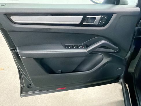 Certified 2023 Porsche Cayenne Platinum Edition AWD/4WD image 21