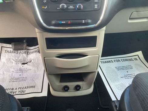 Used 2018 Dodge Grand Caravan SE w/ UConnect Hands-Free Group image 22