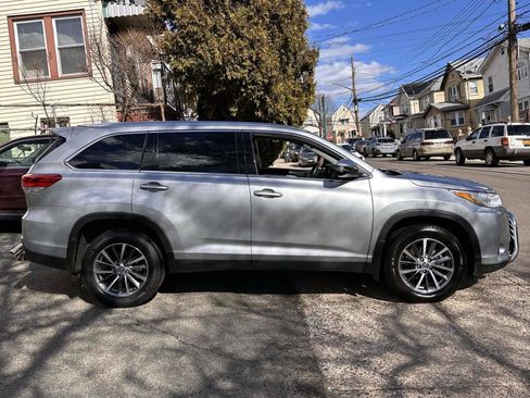 Used 2019 Toyota Highlander XLE image 6