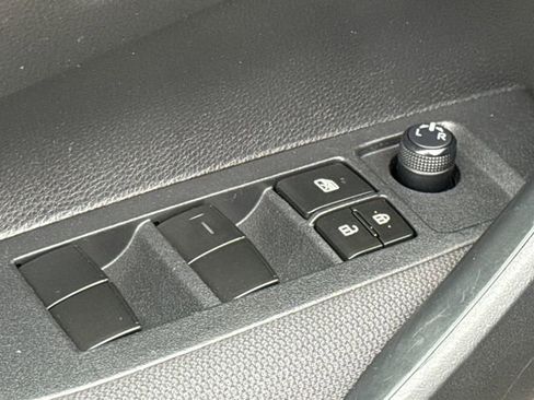 Used 2020 Toyota Corolla LE image 19