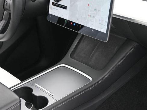 Used 2022 Tesla Model Y Long Range image 34