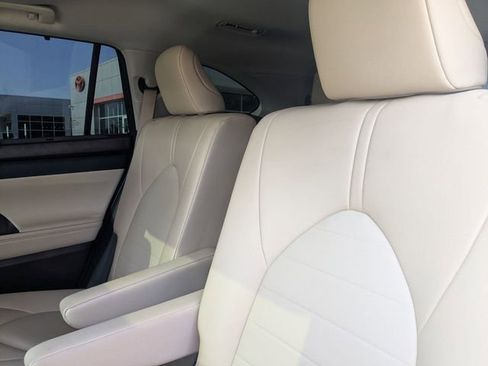 Used 2022 Toyota Highlander XLE FWD image 27