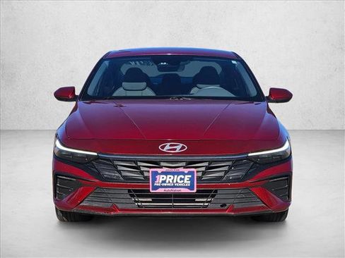 Used 2024 Hyundai Elantra SEL image 2